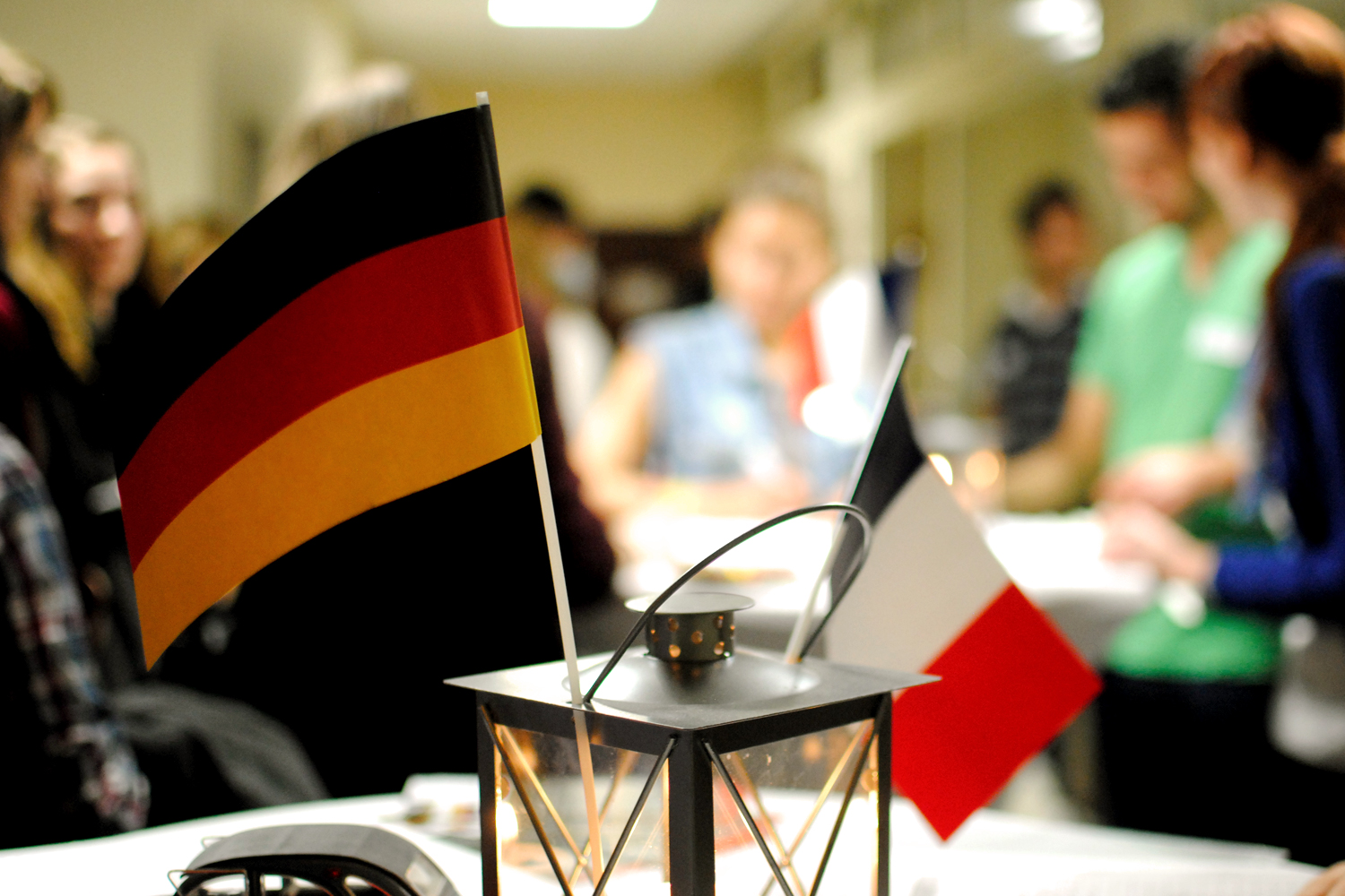 Eine Deutschland- und eine Frankreich-Flagge